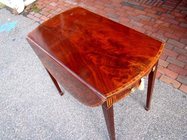 A magnificent late 18th or early 19th century mahogany HEPPLEWHITE Pembroke Table — image 2